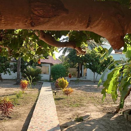 Case traditionnelle diola au bord de l'océan Cap Skirring Esterno foto