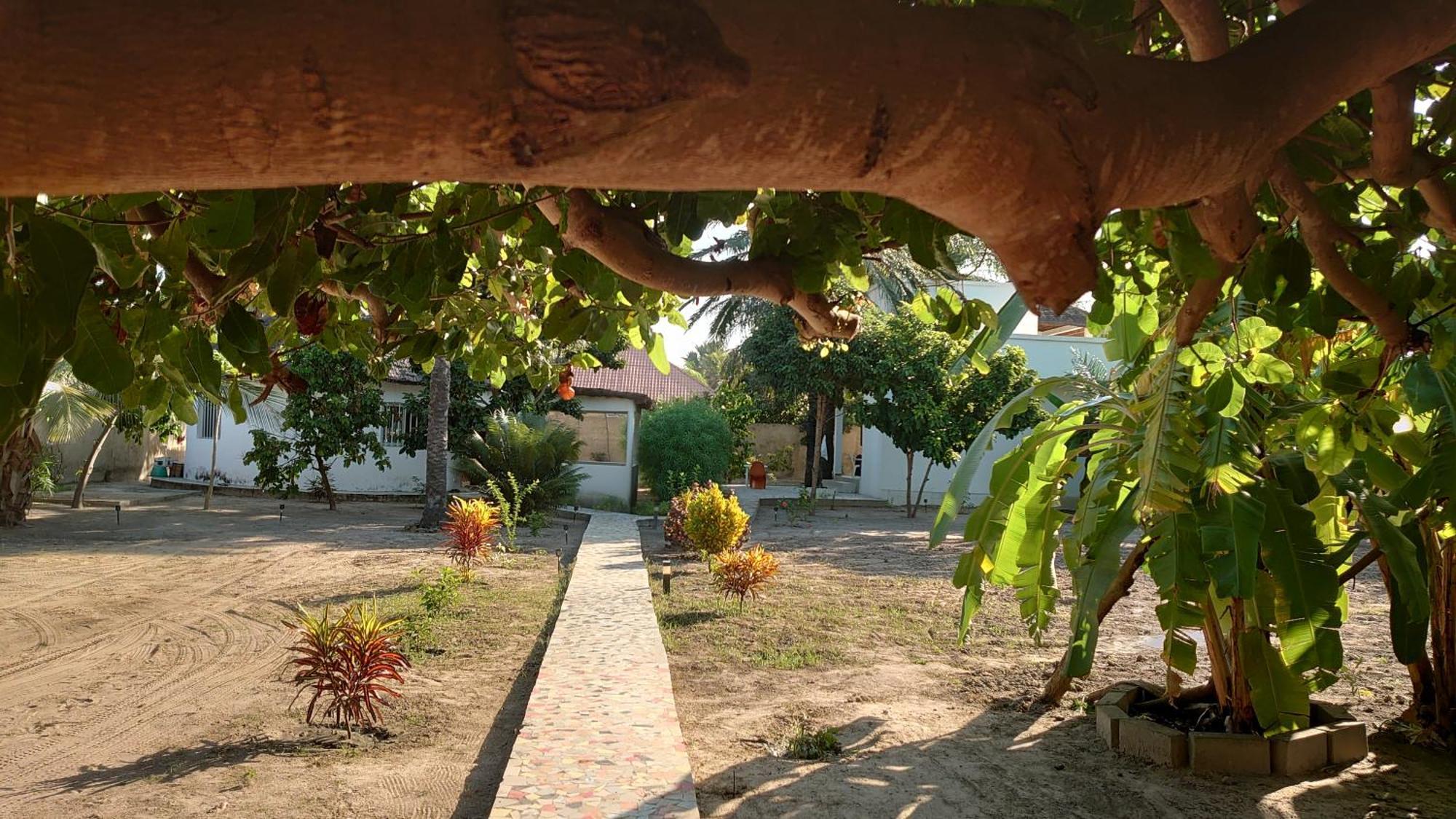 Case traditionnelle diola au bord de l'océan Cap Skirring Esterno foto