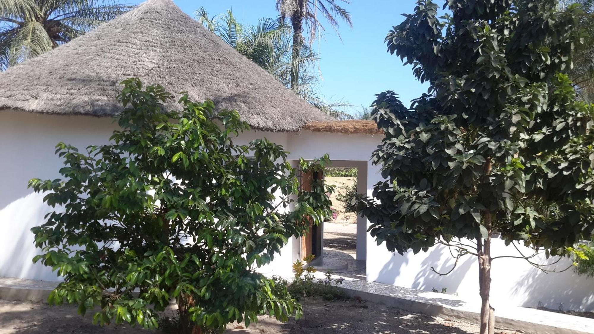 Case traditionnelle diola au bord de l'océan Cap Skirring Esterno foto